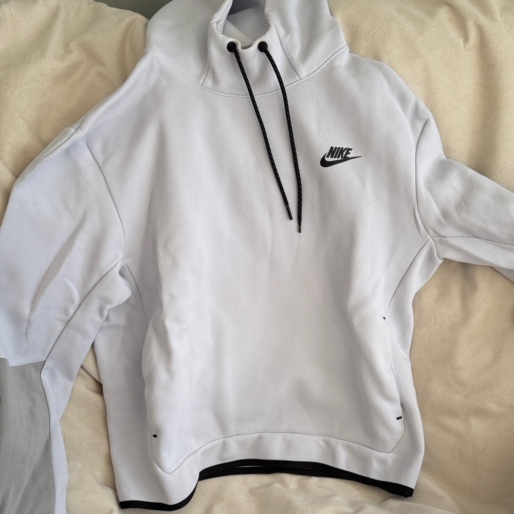 Nike Men's White and Black Hoodie Sweater